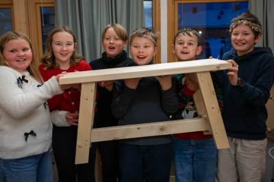Benkeproduksjon i sløyden skal gå til en god sak: – Skape minner