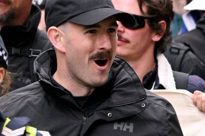 – I Bergen er det en uskyldig regnjakke. På den andre siden av kloden en naziuniform.