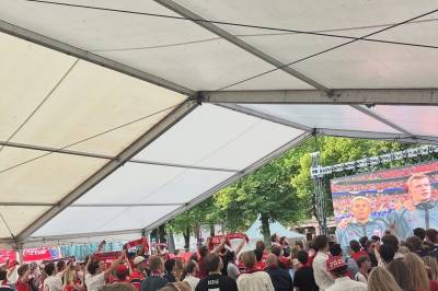 Nasjonalsangen ble sunget for full hals før kampstart.
