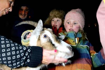 Folk strøymde til julemarknad i Kristiansund