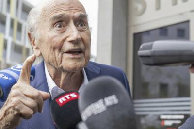 Ut mot Infantino: - Diktatur!