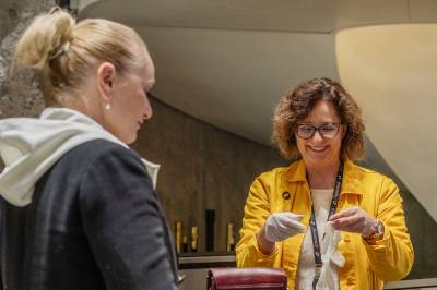 Her slipper du ikke forbi med lipgloss i veska