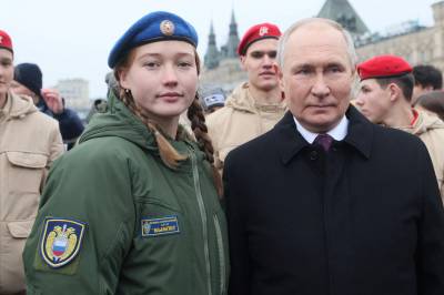 Putin jublet for 13 millioner marsjerende barn. Det var noe som ikke stemte.