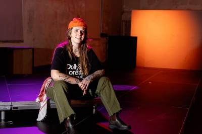 – Jeg får spørsmål om hvor mange jeg har ligget med. Han får spørsmål om gitaren.