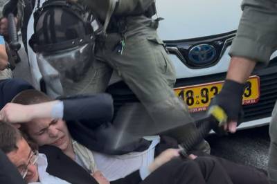 Jerusalem: Slås med batonger