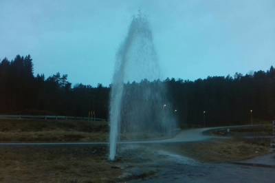 Kraftig vasslekkasje nær bensinstasjon