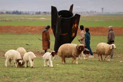 Bygd og by trues av missiler. Nå er det kaos i flytrafikken. 