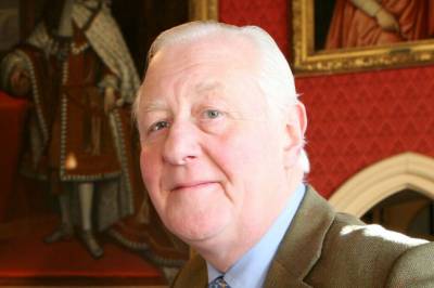 Mangemillionær med kone-krav: - Må være 20 år yngre