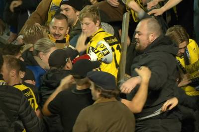 Elleville scener – Start-fansen veltet innpå banen