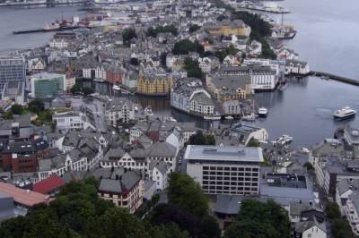 Gutt (14) truet: «Ned på kne»
