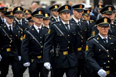 Politiet mener kvinne serverte gammel kylling – nå har hun fått sparken