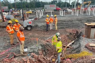 Bildet viser at byggearbeiderne hadde en dårlig dag på jobben. – Tidspunktet var fullstendig forferdelig.