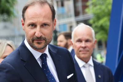 Bryter kongelig tradisjon