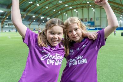 Jentefotballdager i Alta: Petra og Agnes (9) håper flere jenter vil spille fotball