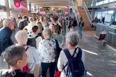 Lange passkøer på Gardermoen: – 200 meter lang kø