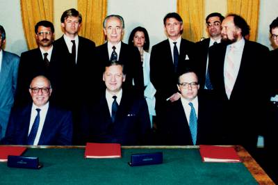 Granskningskommisjon skal gå tilbake til prosessen som ledet til  Oslo-avtalen i 1993