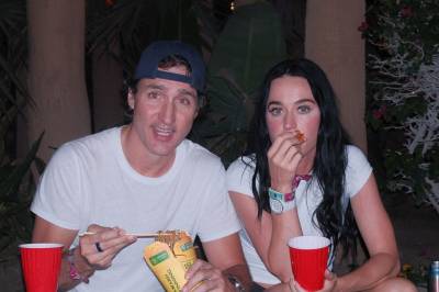 Stjerneduo hånd i hånd på festival