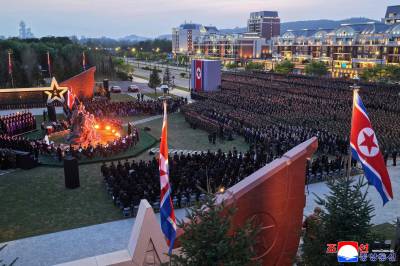 Kim Jong-un hyller unge soldater: – Bomber og flammer