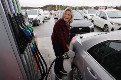 Ut mot bensinstasjonene: – Forventer at prisene settes ned