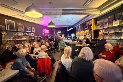 Bokfest på barkrakken - fylte Fuzzy til randen