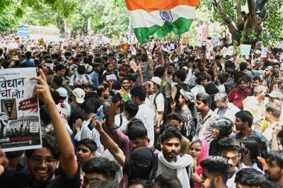 Indias utdanningsminister går av etter store studentprotester