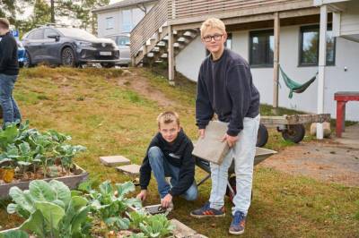 Skolehagen vokser på Valstrand – og uteklasserommet tar form