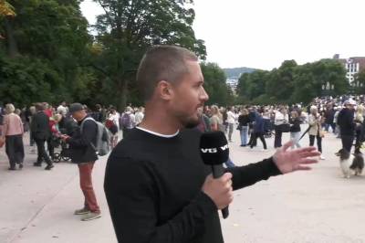 Tusenvis har kommet til slottsplassen