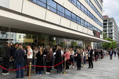 Hundrevis i kø for butikkåpning