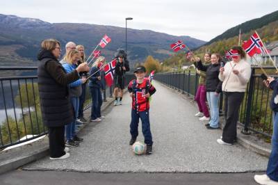 Håkon (8) trilla fotballen frå Bergen til Voss