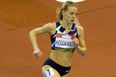 Keely Hodgkinson løp raskest i første runde av 800-meteren i Birmingham og satser på sin tredje EM-tittel på rad