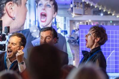 Kongsberg Gruppen-teater: Våpen, dildoer og ape på rømmen