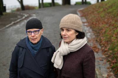 Moren døde på sykehjem etter flere nakkebrudd.  – Vi har mistet all tillit.