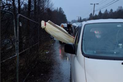 Reagerte kraftig: – Plankene stakk ut av bilvinduet