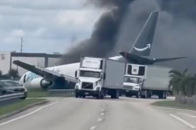 Et fraktfly har krasjet ved Miami-flyplass