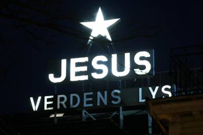 Jesus-skilt har lyst over byen i 100 år – ekspert trur ikkje det hadde blitt sett opp i 2026