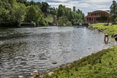 Bader i byens skitneste vann