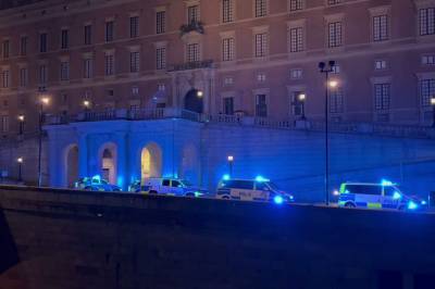 Person skutt utenfor slottet i Stockholm