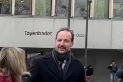 Kronprinsen gikk rett forbi pressen