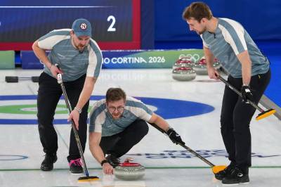 Norge tapte mot ubeseirede Sveits i OL-curlingen – semifinalehåpet henger i tynn tråd