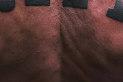Viser frem sjokktatovering