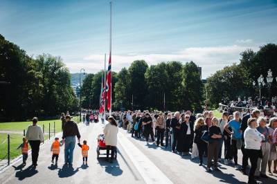 Nær 7000 defilerte ved kong Haralds båre i går