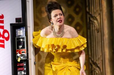 Husker du Karita Bekkemellem og "Big Brother"? Da vil du glede deg over "Den spanske flue".