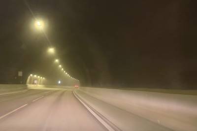 Advarer om tett dugg i tunnel: – Reduser farten!