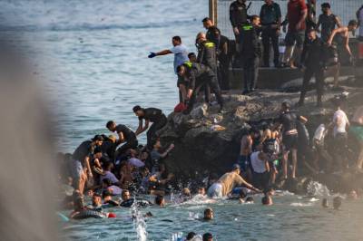Minst 18 døde etter stor migrantstrøm til Spania