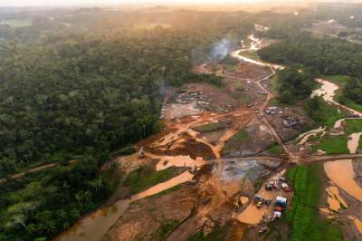 Illegale gruvearbeidere herjer i Amazonas i rekordfart i takt med at gullprisen stiger.