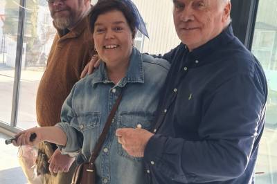 Else og Tommy vil bli grundig kjent med sin nye hjemby. Derfor besøkte de bymodellen og fikk omvisning.