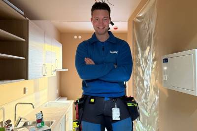 Tobias (19): – Jeg føler meg veldig trygg på jobb