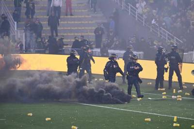 Skandalescener i fransk serieavslutning – kamp avbrutt etter banestorming