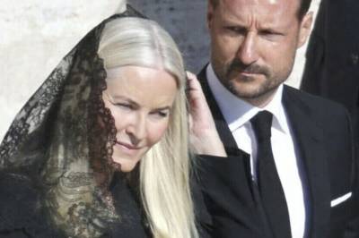 - Forferdelig pinlig