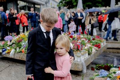 Elliot (7) og Selda (3) møtte opp for kongen